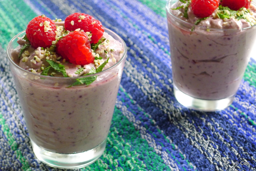 Rood fruit avocado pudding