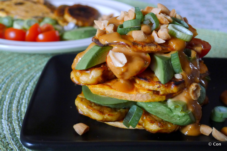 Zoete aardappel toast met tempeh en pindasaus