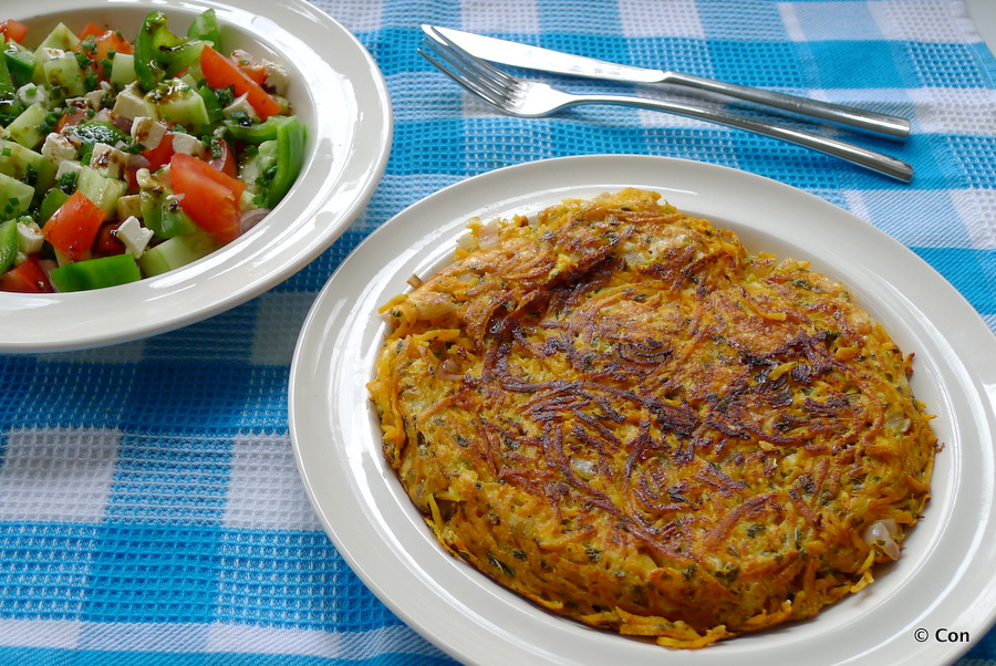 Patatnik met shopska salata – Bulgaarse zoete aardappel omelet met salade