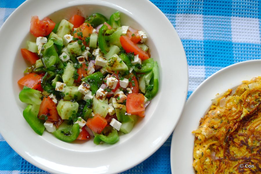 Bulgaarse patatnik met shopska salade