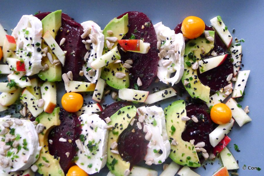 Koolhydraatarme bietensalade met avocado en geitenkaas