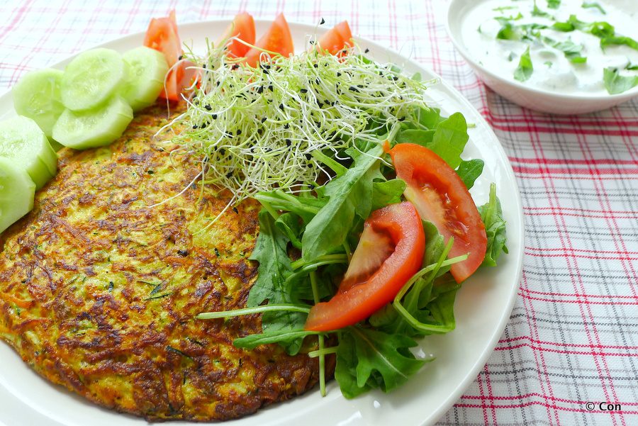 Courgette omelet met yoghurtsaus