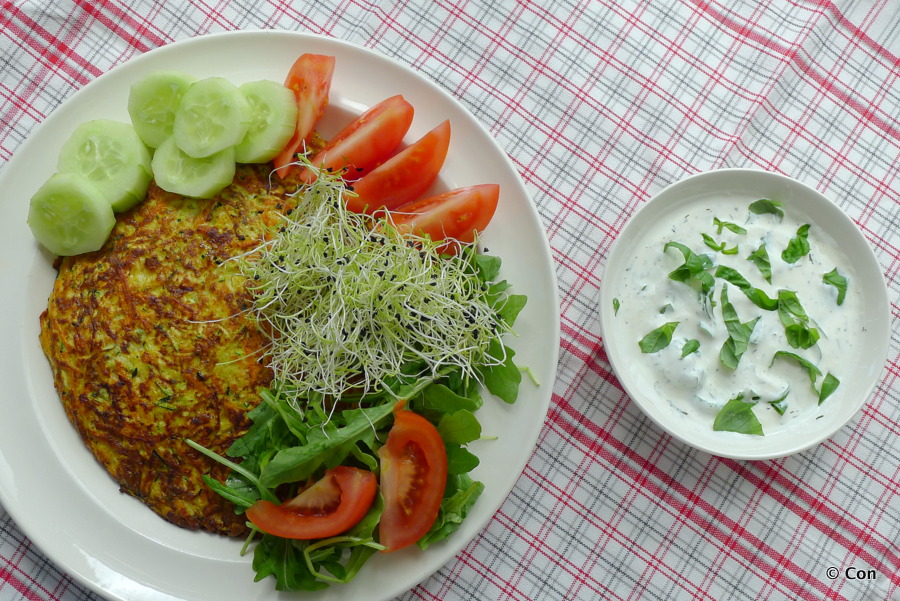 Courgette omelet met yoghurtsaus