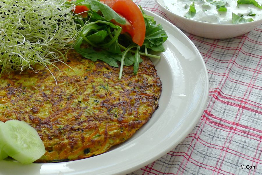 Courgette omelet met yoghurtsaus
