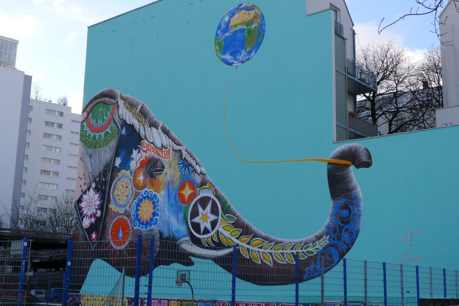 Streetart in Kreuzberg in Berlijn van een kleurrijke Indische olifant