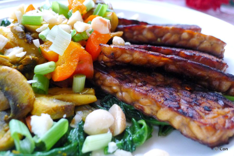 Gemarineerde tempeh met roerbakgroente