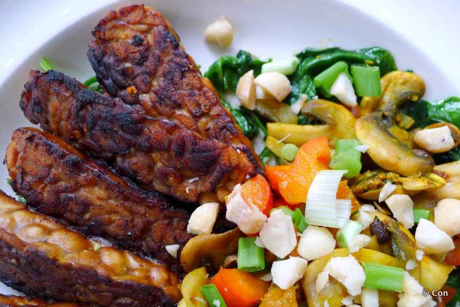 Gemarineerde tempeh met roerbakgroente