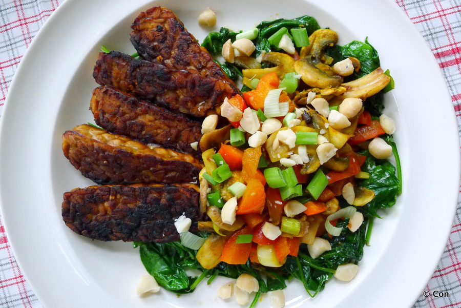 Gemarineerde tempeh op spinazie met roerbakgroente