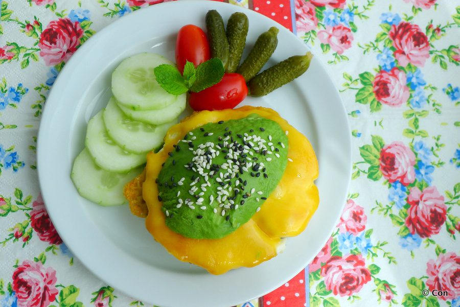 avocado burger met gebakken ei zonder brood