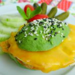 koolhydraatarme avocado burger met gebakken ei en cheddar