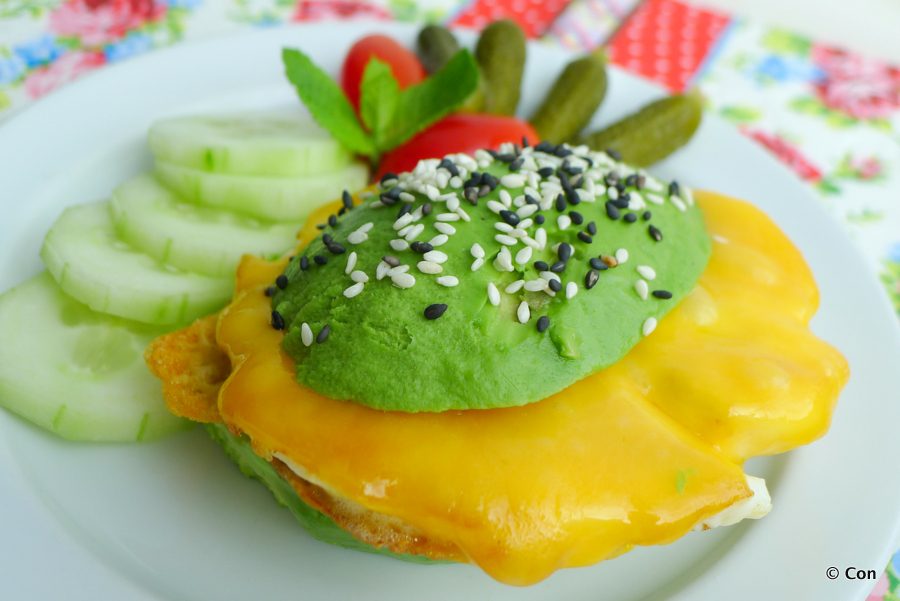 koolhydraatarme avocado burger met gebakken ei en cheddar