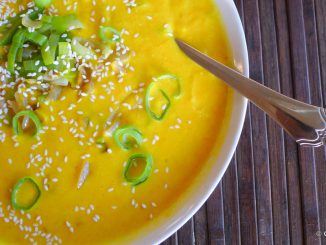 Thaise pompoensoep met kokosmelk en bosui