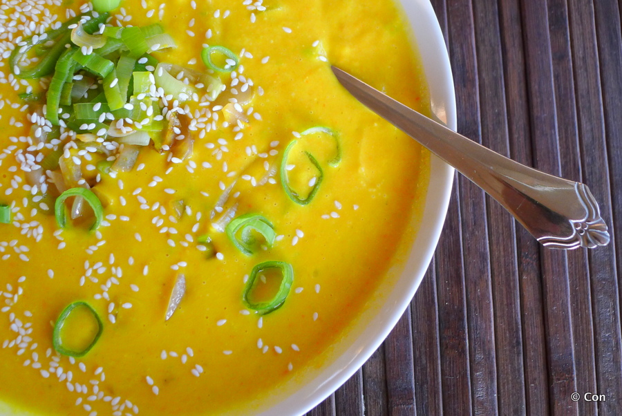 Thaise pompoensoep met kokosmelk en bosui