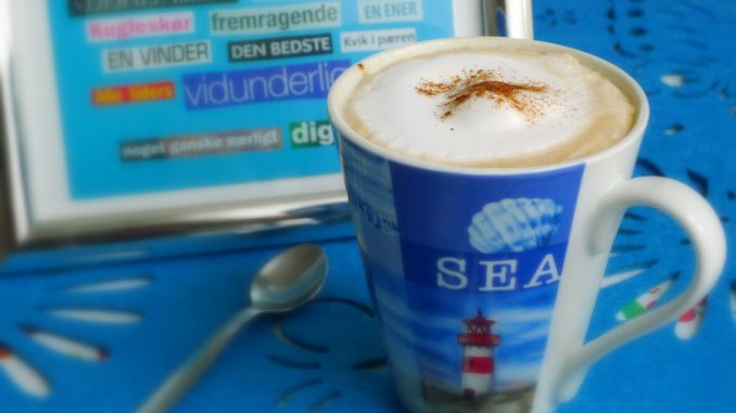 koffie met amandelmelk koffie met opgeschuimde amandelmelk