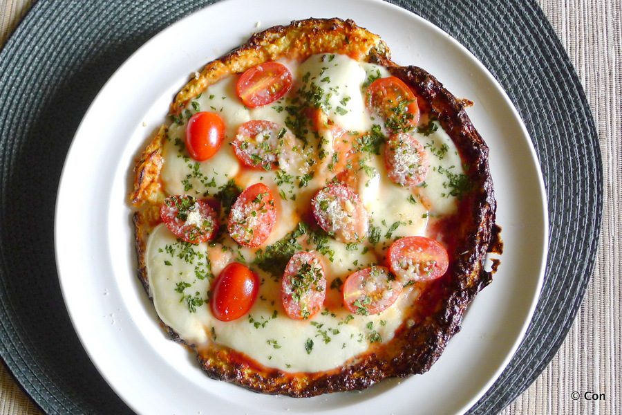 Eiwitrijke skyr bloemkoolpizza met tomaatjes en mozzarella recept ~ minder koolhydraten, maximale smaak ~ www.con-serveert.nl