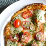 Eiwitrijke bloemkool pizza met tomaatjes en mozzarella recept ~ minder koolhydraten, maximale smaak ~ www.con-serveert.nl