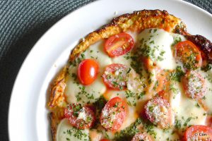 Bloemkool pizza met tomaatjes en mozzarella recept ~ minder koolhydraten, maximale smaak ~ www.con-serveert.nl
