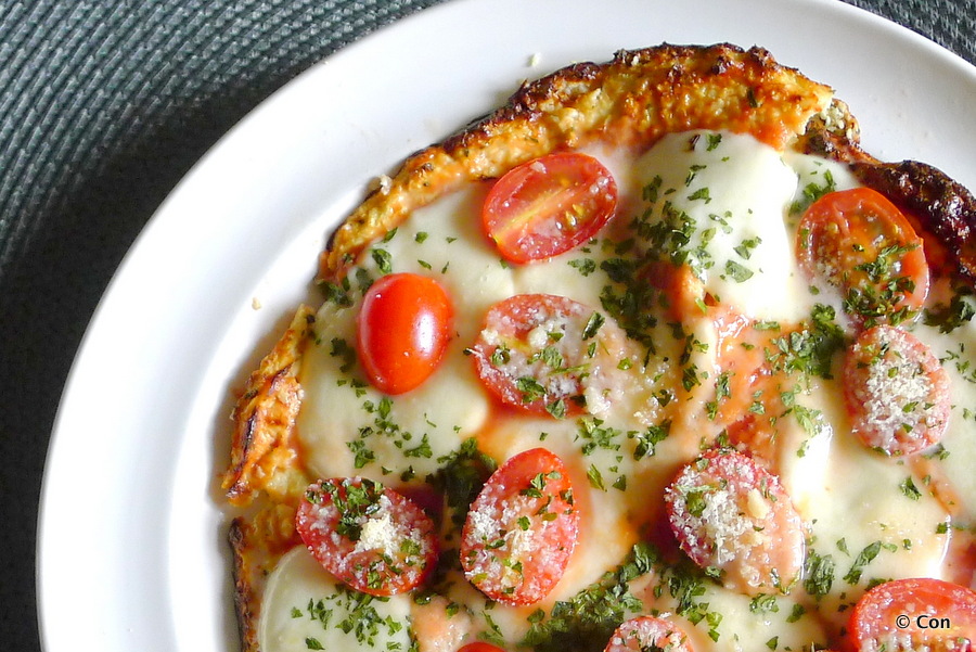 Skyr-Bloemkoolpizza met tomaatjes en mozzarella