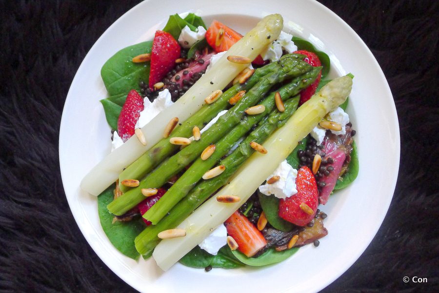 Asperge salade met rabarber en aardbeien recept ~ minder koolhydraten, maximale smaak ~ www.con-serveert.nl