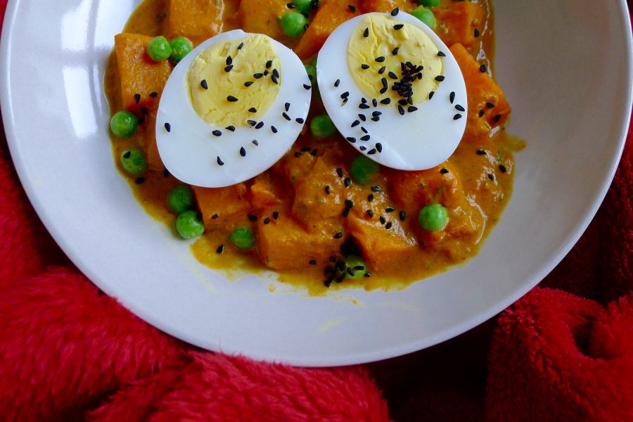 curry van ei en zoete aardappel met doperwten