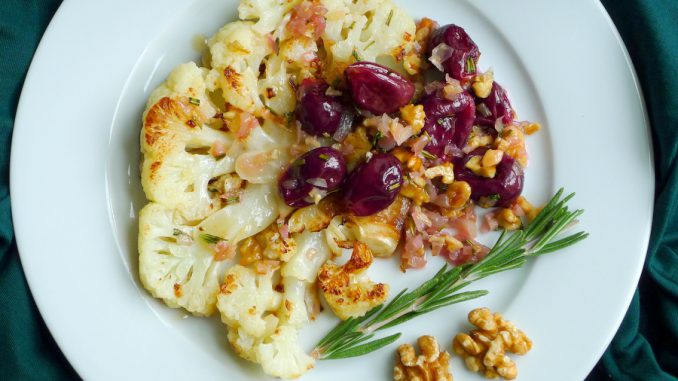 Bloemkoolsteak met druivenchutney Bloemkoolsteaks met druivenchutney