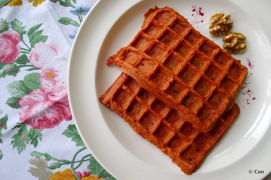 koolhydraatarme wafels gekleurd met bietenpoeder