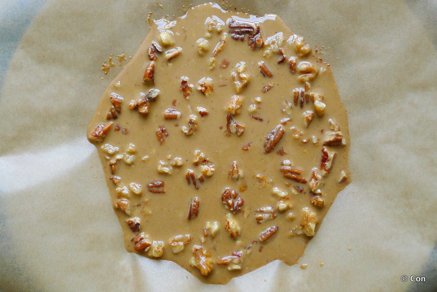 notenbark op bakpapier met pecan noten