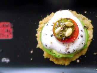 kaaskletskop met avocado zure room tomaat en pesto