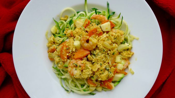 Courgetti mie met roerei en garnalen Courgetti mie met roerei en garnalen