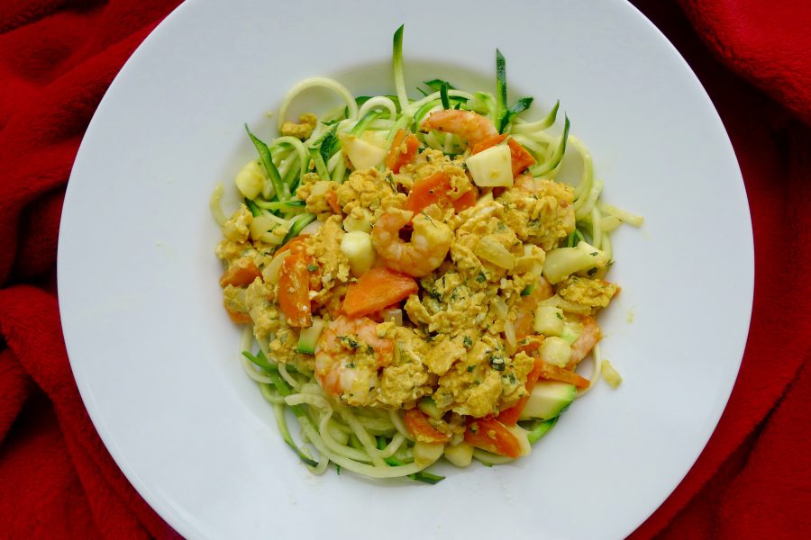 Courgetti mie met roerei en garnalen