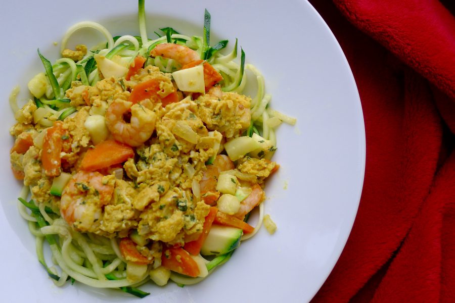 Courgetti mie met roerei en garnalen