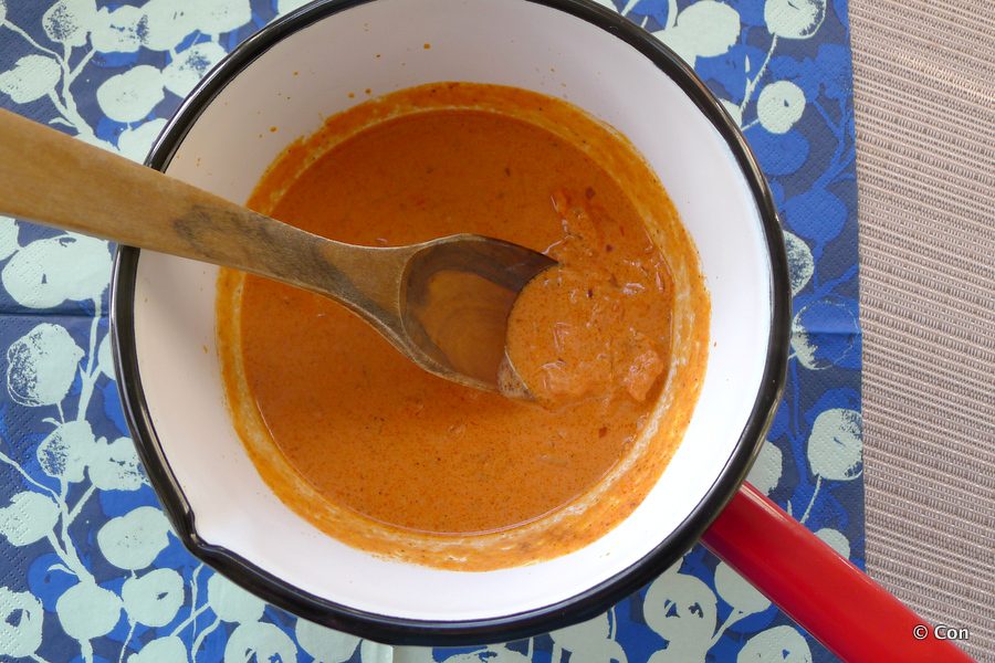 tikka masala saus in pan