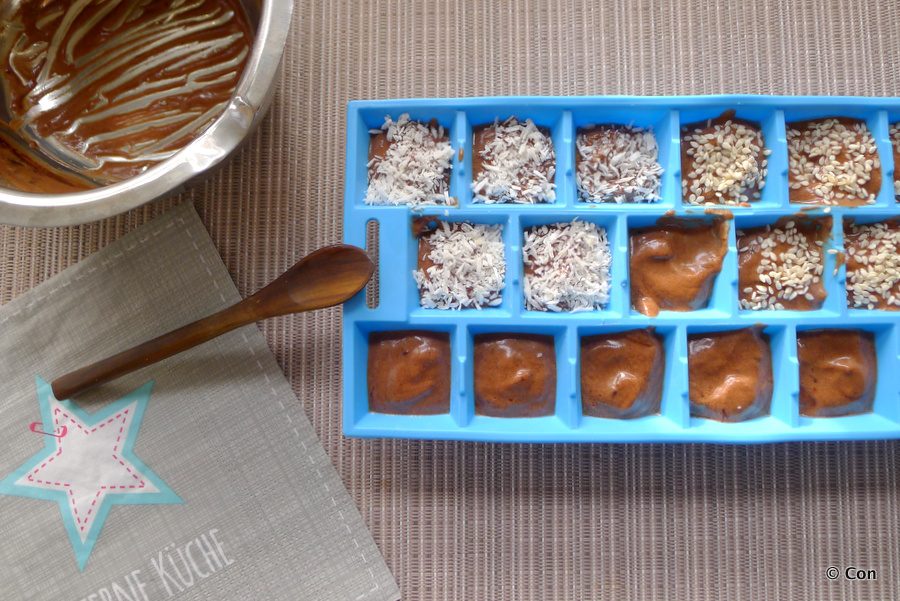 chocolade tahini fatbombs in ijsblokjesvorm