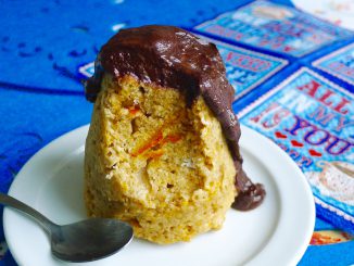 Pompoen mugcake met chocoladesaus
