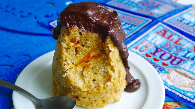 Pompoen mugcake koolhydraatarm Pompoen mugcake met chocoladesaus