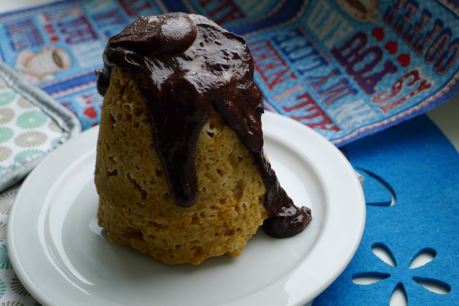 Pompoen mugcake met chocoladesaus