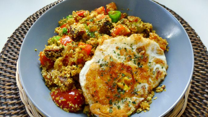 Koolhydraatarme nasi goreng Koolhydraatarme nasi goreng van bloemkoolrijst