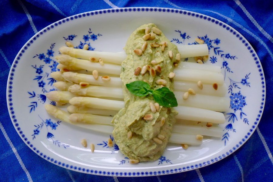 Asperges met avocado-basilicumsaus recept ~ minder koolhydraten, maximale smaak ~ www.con-serveert.nl