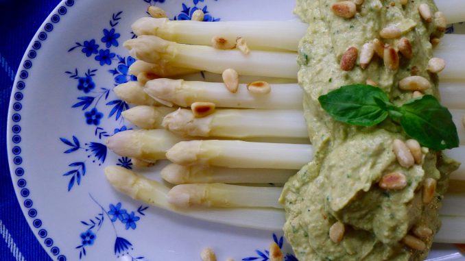 Asperges met avocado-basilicumsaus recept ~ minder koolhydraten, maximale smaak ~ www.con-serveert.nl Asperges met avocado-basilicumsaus recept ~ minder koolhydraten, maximale smaak ~ www.con-serveert.nl