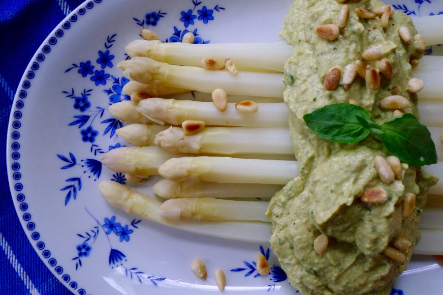 Asperges met avocado-basilicumsaus