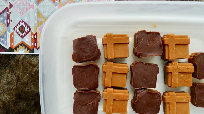Dubbele pindakaas chocolade fatbombs recept ~ minder koolhydraten, maximale smaak ~ www.con-serveert.nl Dubbele pindakaas chocolade fatbombs recept ~ minder koolhydraten, maximale smaak ~ www.con-serveert.nl