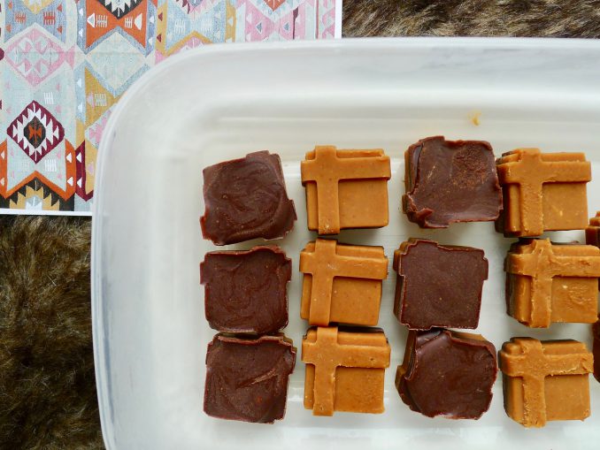 Dubbele pindakaas chocolade fatbombs recept ~ minder koolhydraten, maximale smaak ~ www.con-serveert.nl