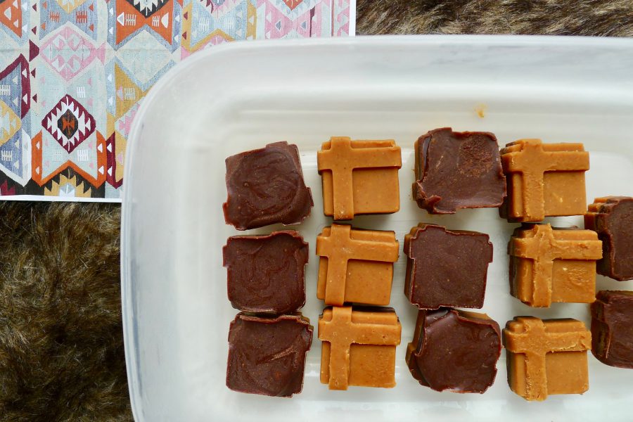 Dubbele pindakaas chocolade fatbombs recept ~ minder koolhydraten, maximale smaak ~ www.con-serveert.nl