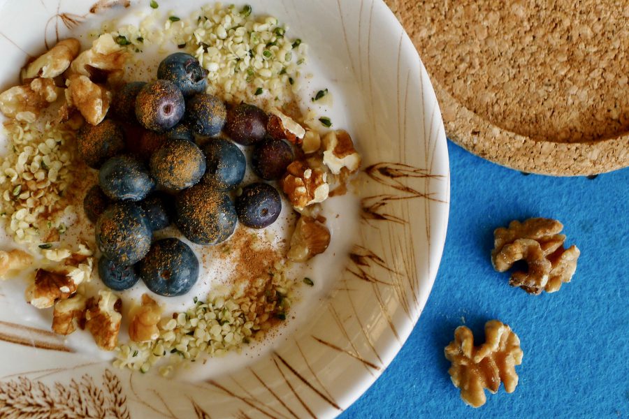 Yoghurt ontbijt met bosbessen en walnoten