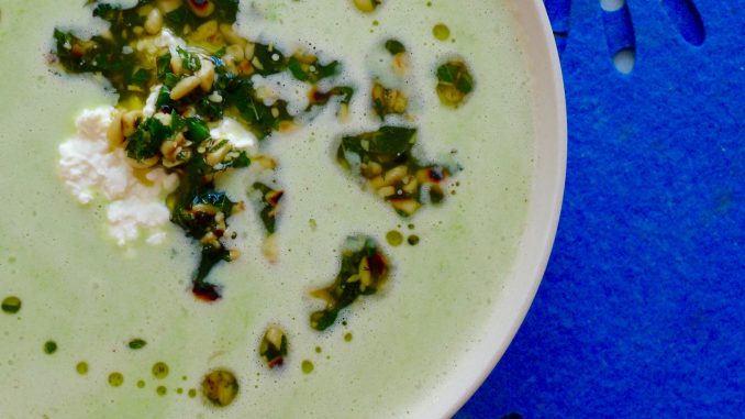 Koude erwtensoep met munt-olie recept ~ minder koolhydraten, maximale smaak ~ www.con-serveert.nl Koude erwtensoep met munt-olie recept ~ minder koolhydraten, maximale smaak ~ www.con-serveert.nl