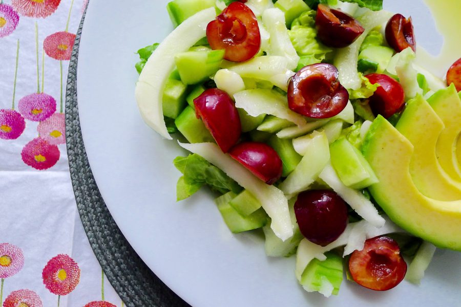 Romaine salade met koolrabi en kersen