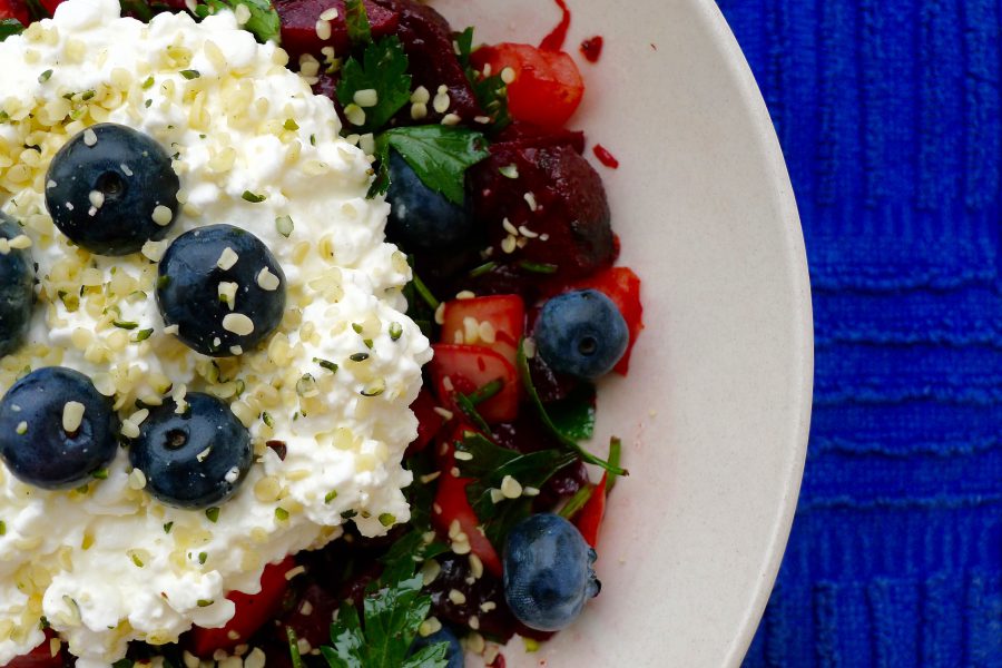 Bietjes salade met bosbessen en hüttenkäse