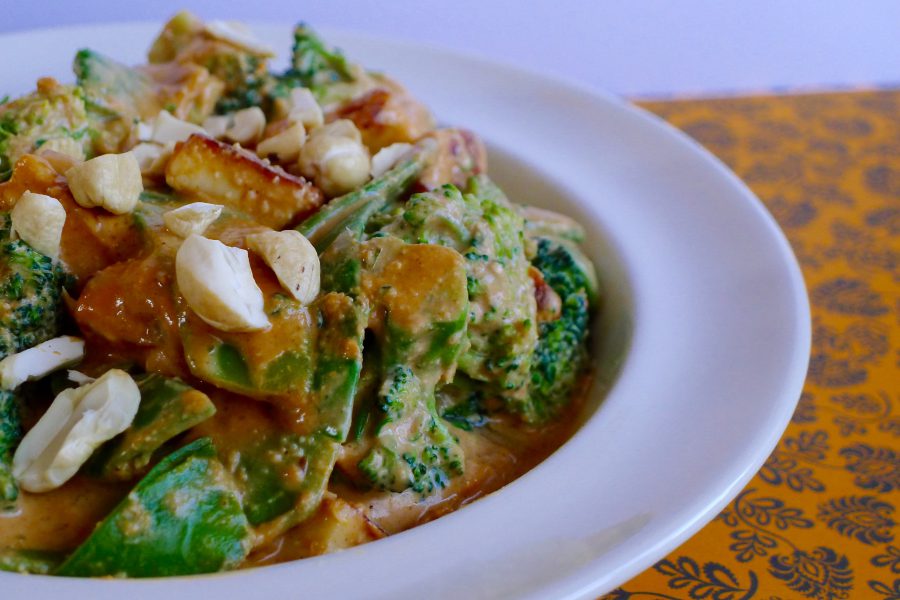 Cashew curry met broccoli en peultjes