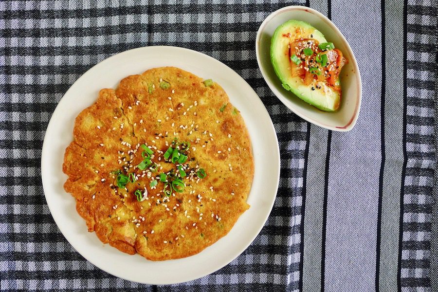 Kimchi pannenkoek met avocado, glutenvrij recept ~ minder koolhydraten, maximale smaak ~ www.con-serveert.nl