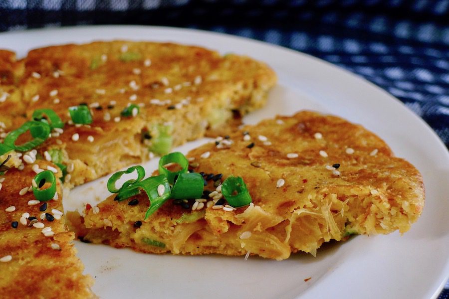 Kimchi pannenkoek met avocado, glutenvrij recept ~ minder koolhydraten, maximale smaak ~ www.con-serveert.nl